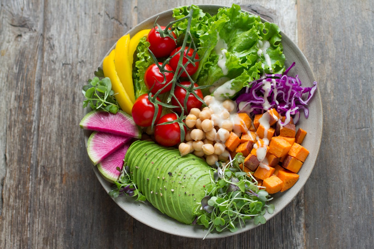 Petit-déjeuner équilibré avec fruits et céréales complètes