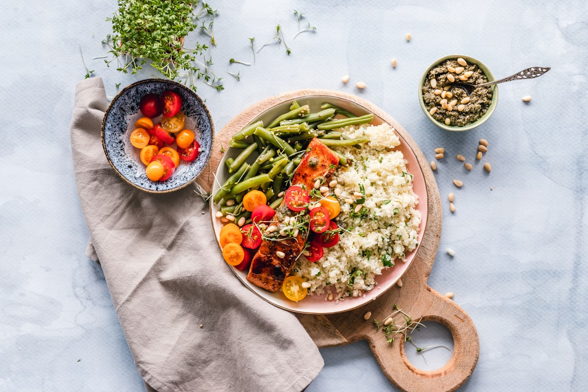 Déjeuner équilibré avec légumes et protéines maigres