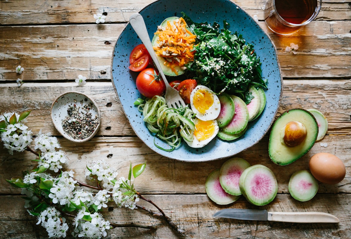 Dîner léger et équilibré avec poisson et légumes grillés