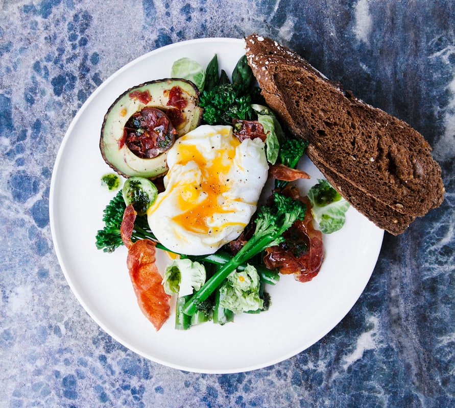 Repas végétarien équilibré avec légumineuses